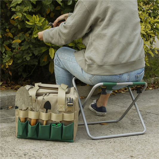 Banquinho de jardim com saco de ferramentas