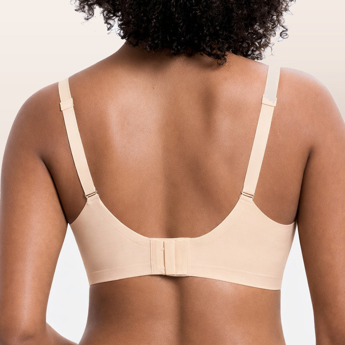 Deep V – mjuk bygelfri BH